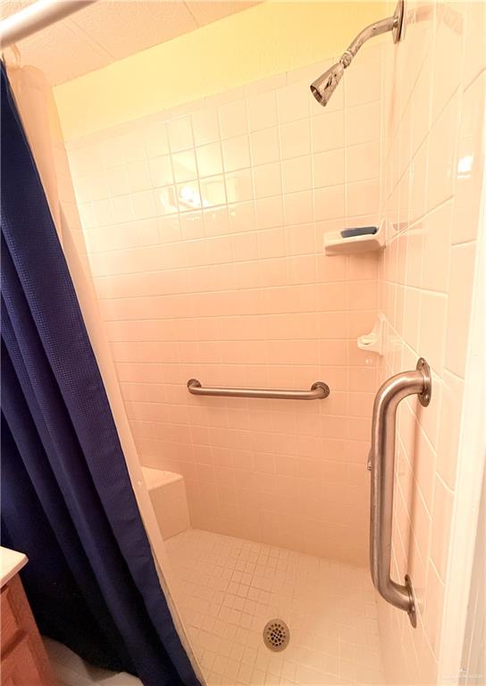 101 Rim Drive Mission, TX 78574 - Photo 12 of 17 a bathroom with a tub
