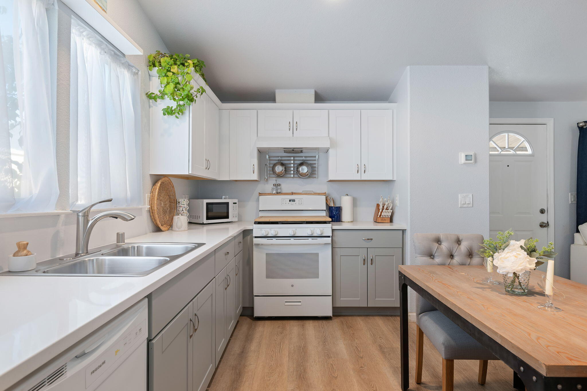 520 Pine Avenue, Unit 75 Goleta, CA 93117 - Photo 9 of 13 08-Kitchen