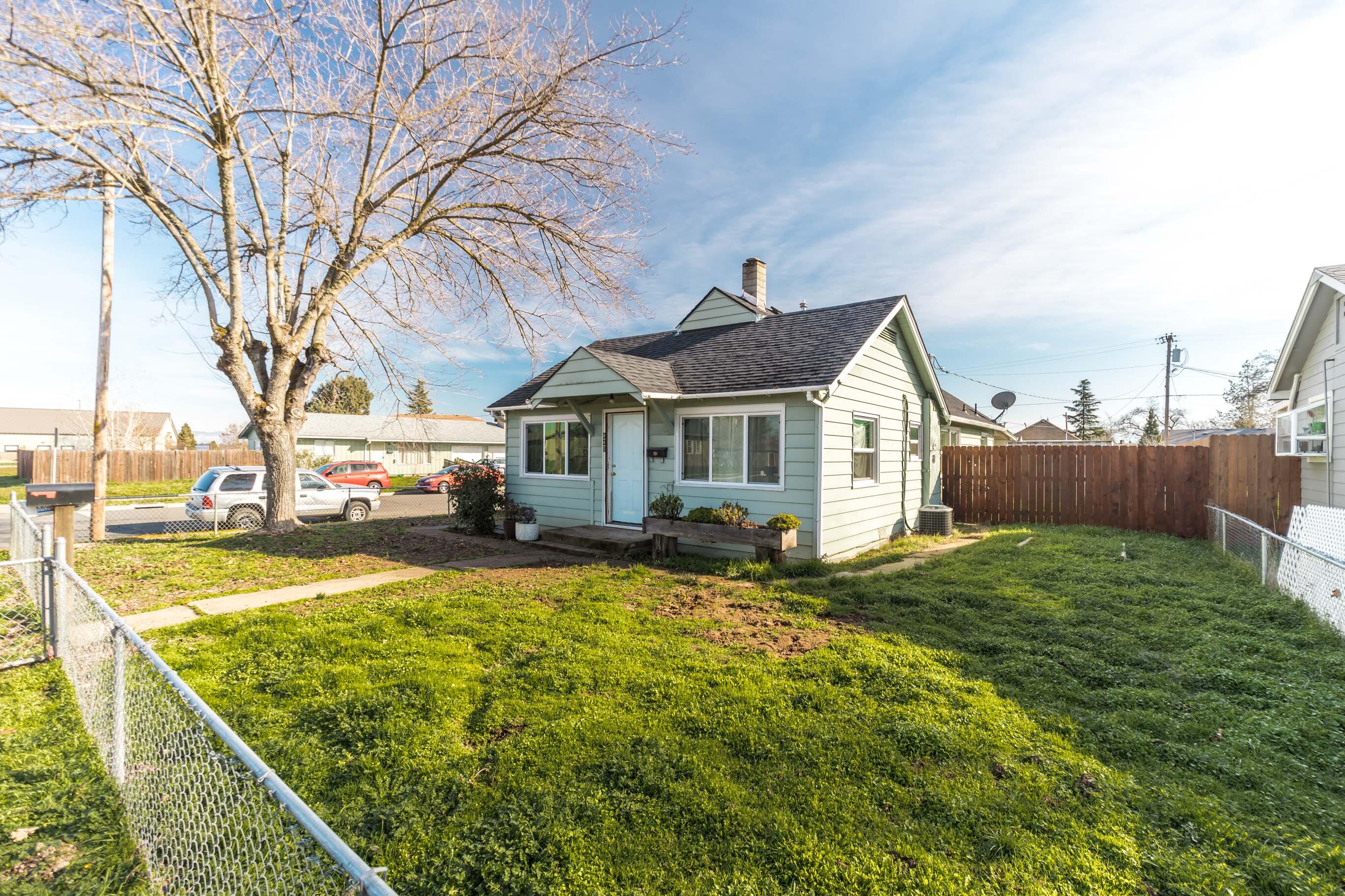 846 Maple Street Central Point, OR 97502 - Photo 2 of 29 Web-23