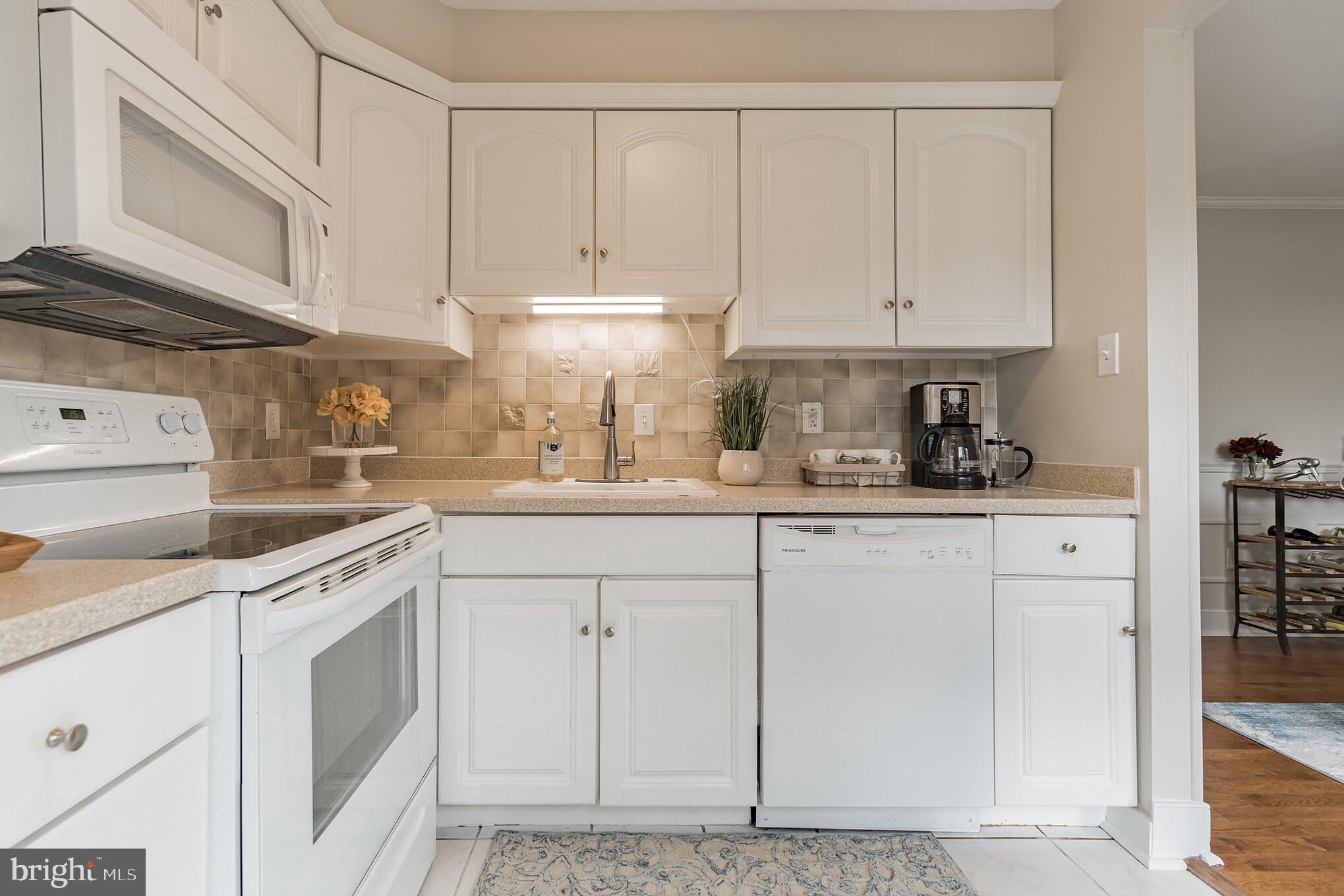 3212 Spartan Road, Unit 30 Olney, MD 20832 - Photo 21 of 40 The back splash is to die for!