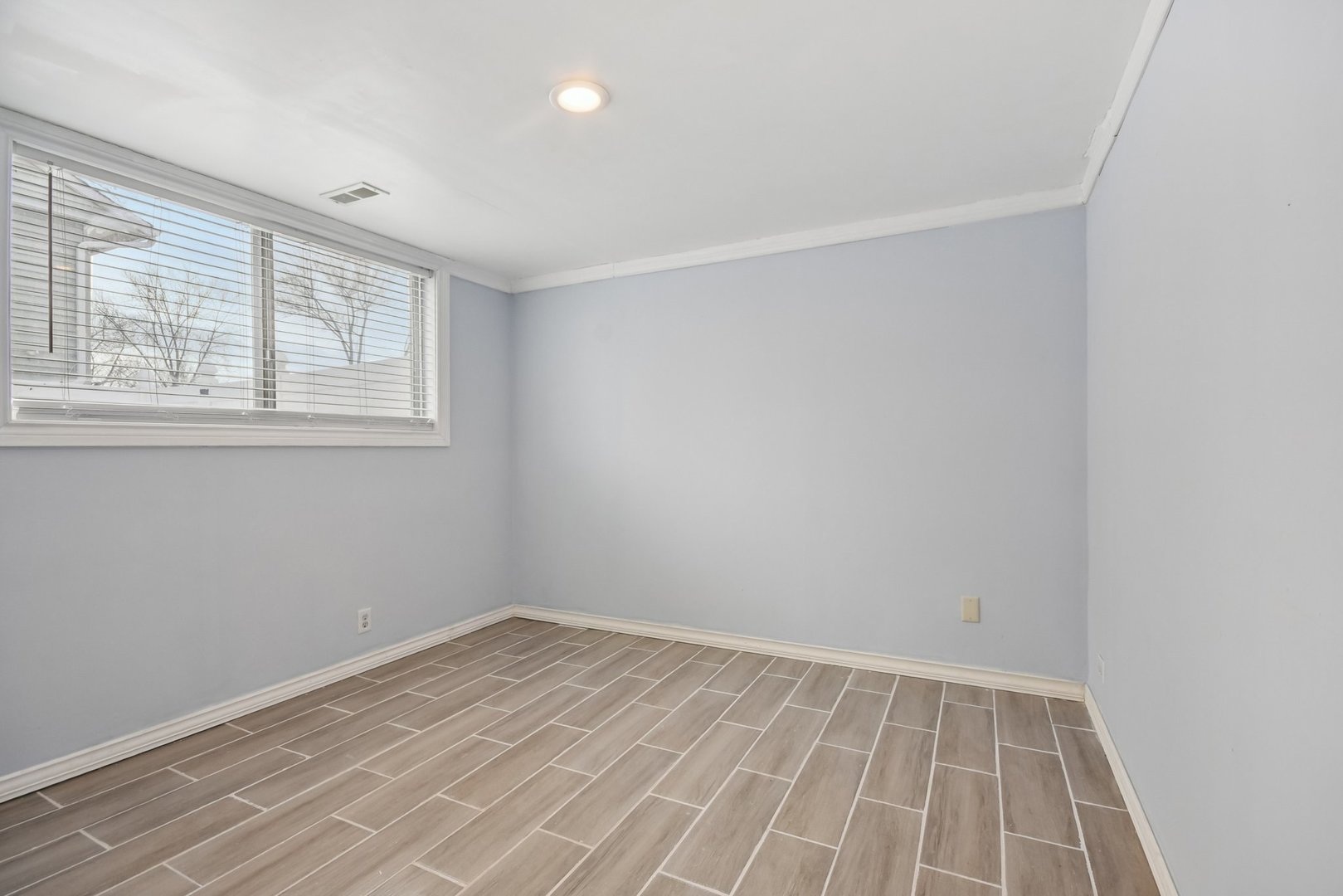 301 Villa Road Streamwood, IL 60107 - Photo 27 of 34 an empty room with a window
