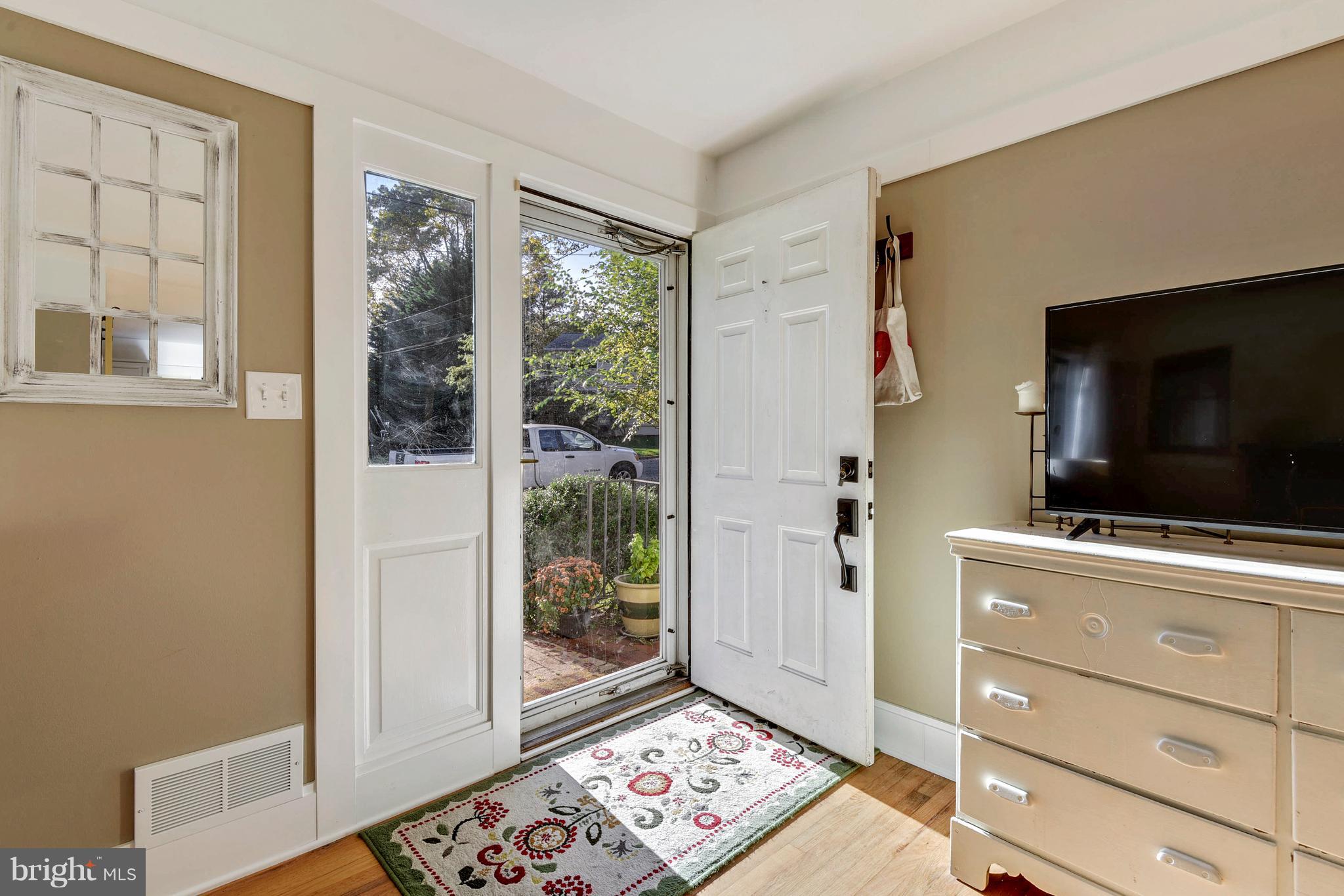 3 Baldridge Road Annapolis, MD 21401 - Photo 2 of 31 lliving room