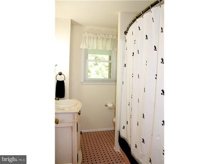 802 Ridge Lane Media, PA 19063 - Photo 15 of 25 Bathroom
