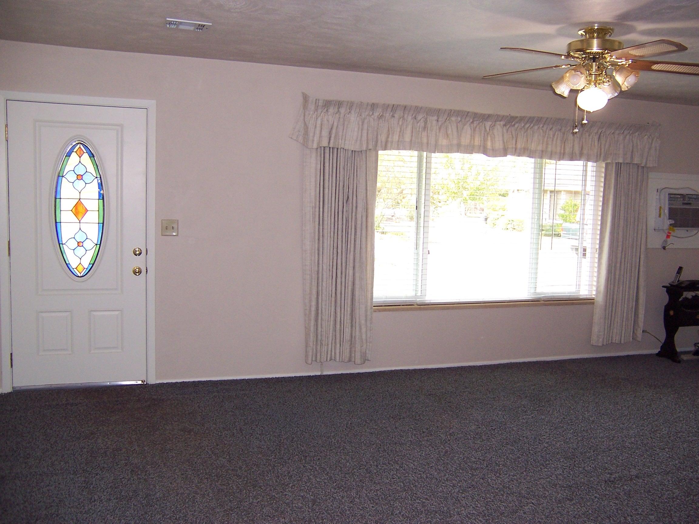 3372 Freeland Road Central Point, OR 97502 - Photo 26 of 37 Living Room-Front Entry