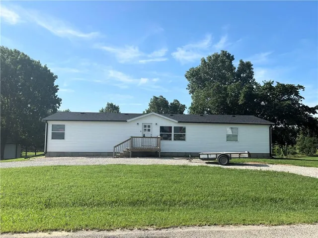 $350,000 | 325 Lakeview Drive, Burlington, KS 66839