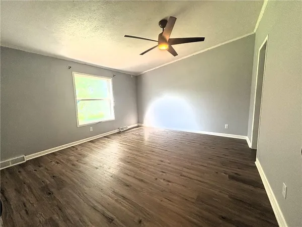 $325,000 | 325 Lakeview Drive, Burlington, KS 66839