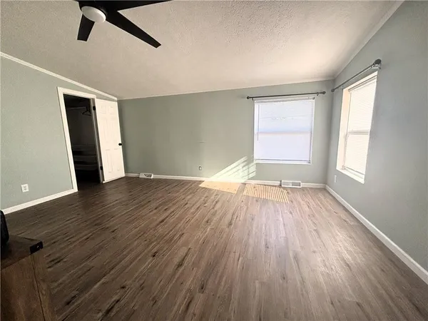 $325,000 | 325 Lakeview Drive, Burlington, KS 66839