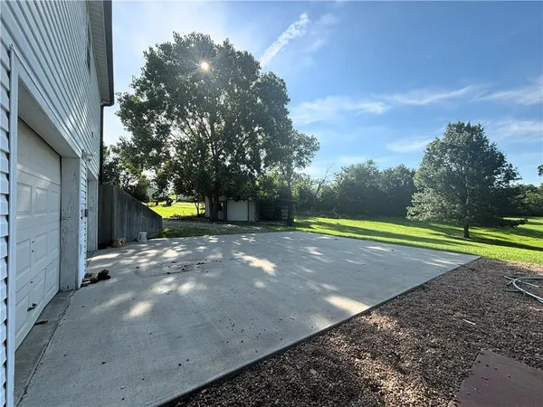 $325,000 | 325 Lakeview Drive, Burlington, KS 66839