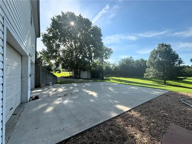 $350,000 | 325 Lakeview Drive, Burlington, KS 66839