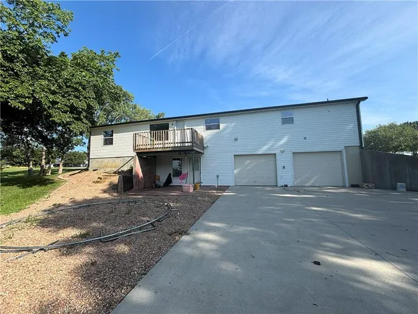 $325,000 | 325 Lakeview Drive, Burlington, KS 66839