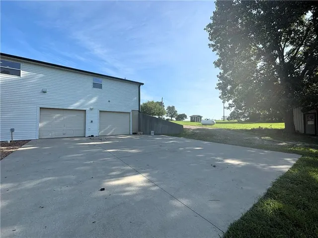 $350,000 | 325 Lakeview Drive, Burlington, KS 66839