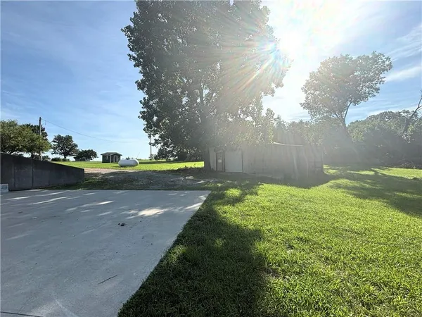 $325,000 | 325 Lakeview Drive, Burlington, KS 66839