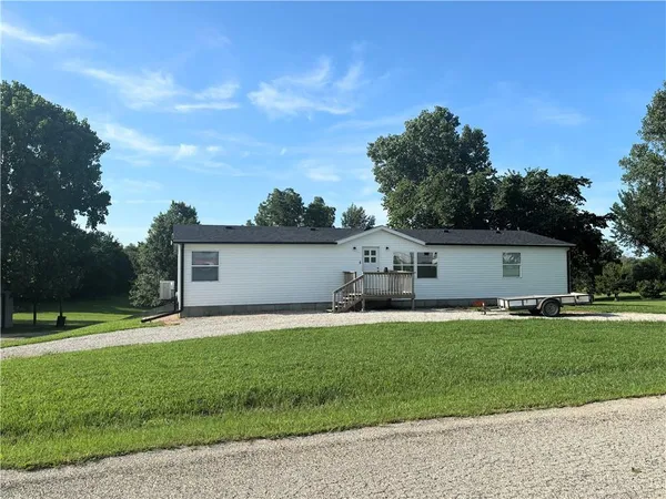 $325,000 | 325 Lakeview Drive, Burlington, KS 66839