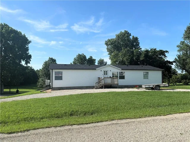$350,000 | 325 Lakeview Drive, Burlington, KS 66839