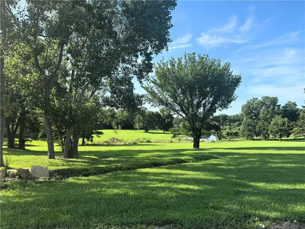 $325,000 | 325 Lakeview Drive, Burlington, KS 66839