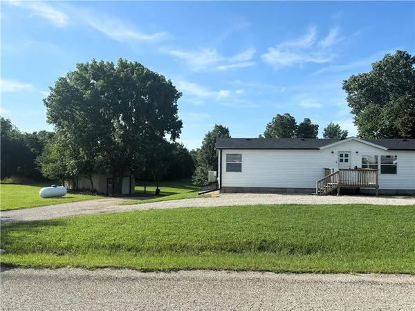 $325,000 | 325 Lakeview Drive, Burlington, KS 66839