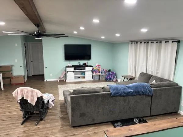 $325,000 | 325 Lakeview Drive, Burlington, KS 66839