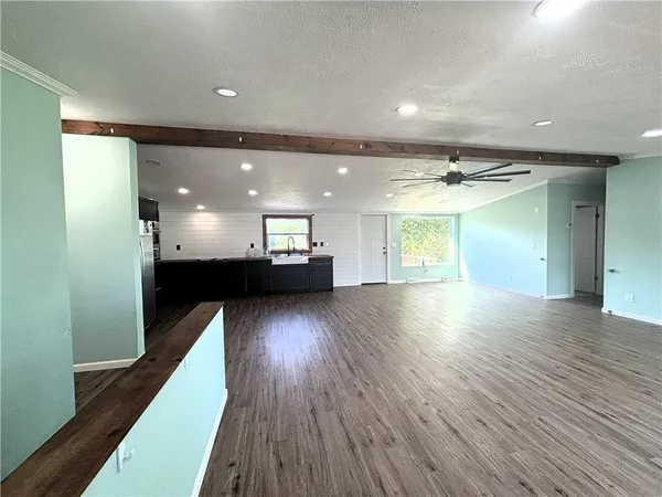 $325,000 | 325 Lakeview Drive, Burlington, KS 66839