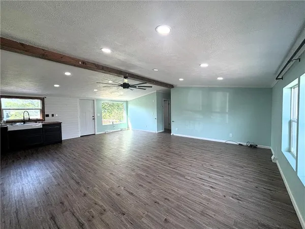 $325,000 | 325 Lakeview Drive, Burlington, KS 66839