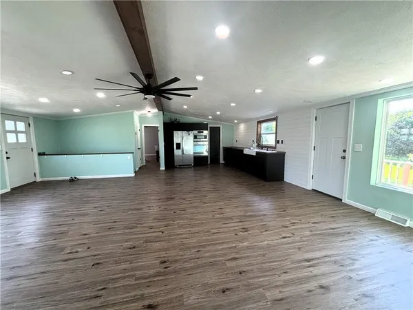 $325,000 | 325 Lakeview Drive, Burlington, KS 66839