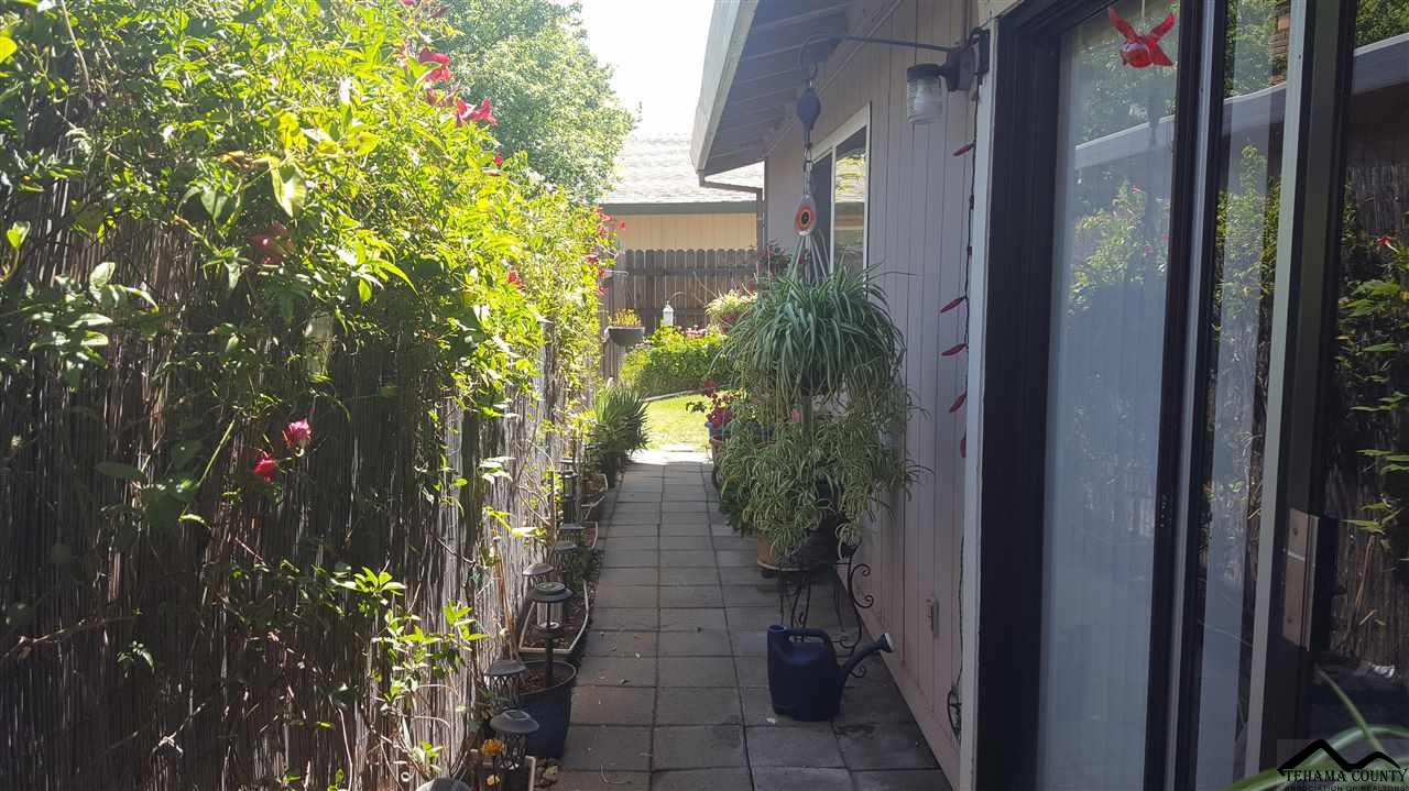 11040 Hillcrest Road, Unit 11040 HIRSCHFELD WAY RAN Rancho Cordova, CA 95670 - Photo 33 of 37