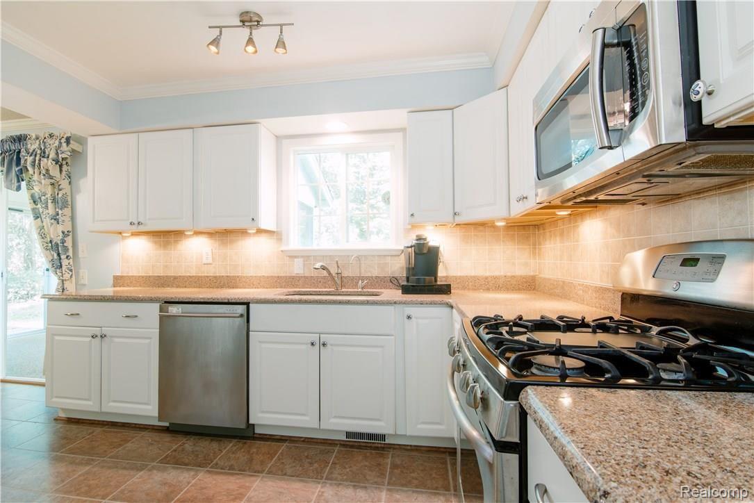 3309 Ormond Road White Lake, MI 48383 - Photo 15 of 27 3309 Ormond Listing Gary Omell-19.jpg