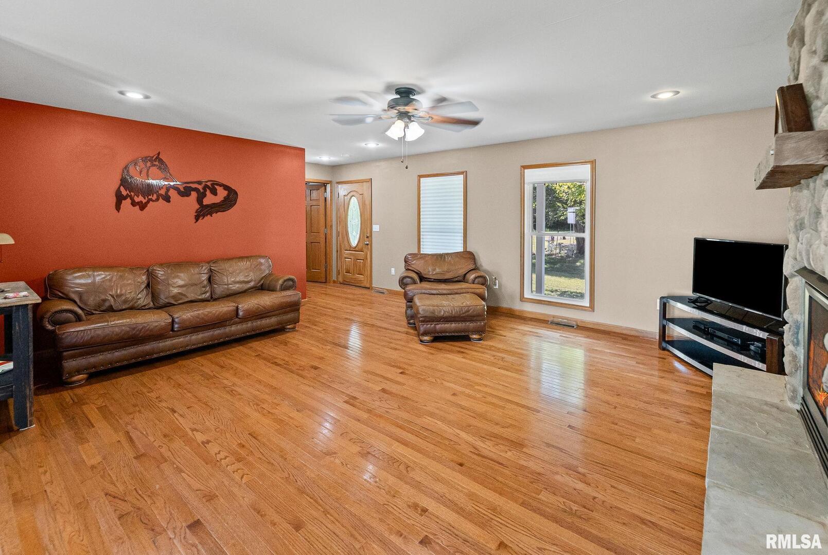 520 Deerfield Road Walnut Hill, IL 62893 - Photo 37 of 85 a living room with furniture and a flat screen tv