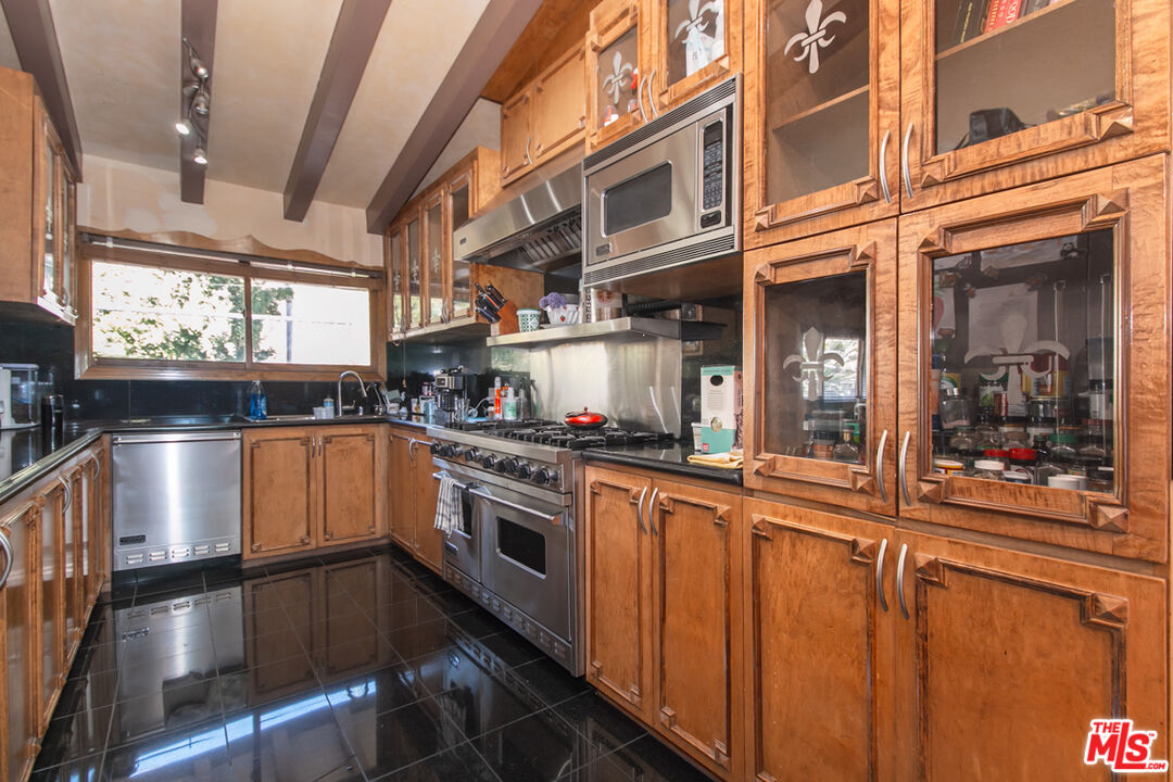 2430 Coldwater Canyon Drive Beverly Hills, CA 90210 - Photo 13 of 26