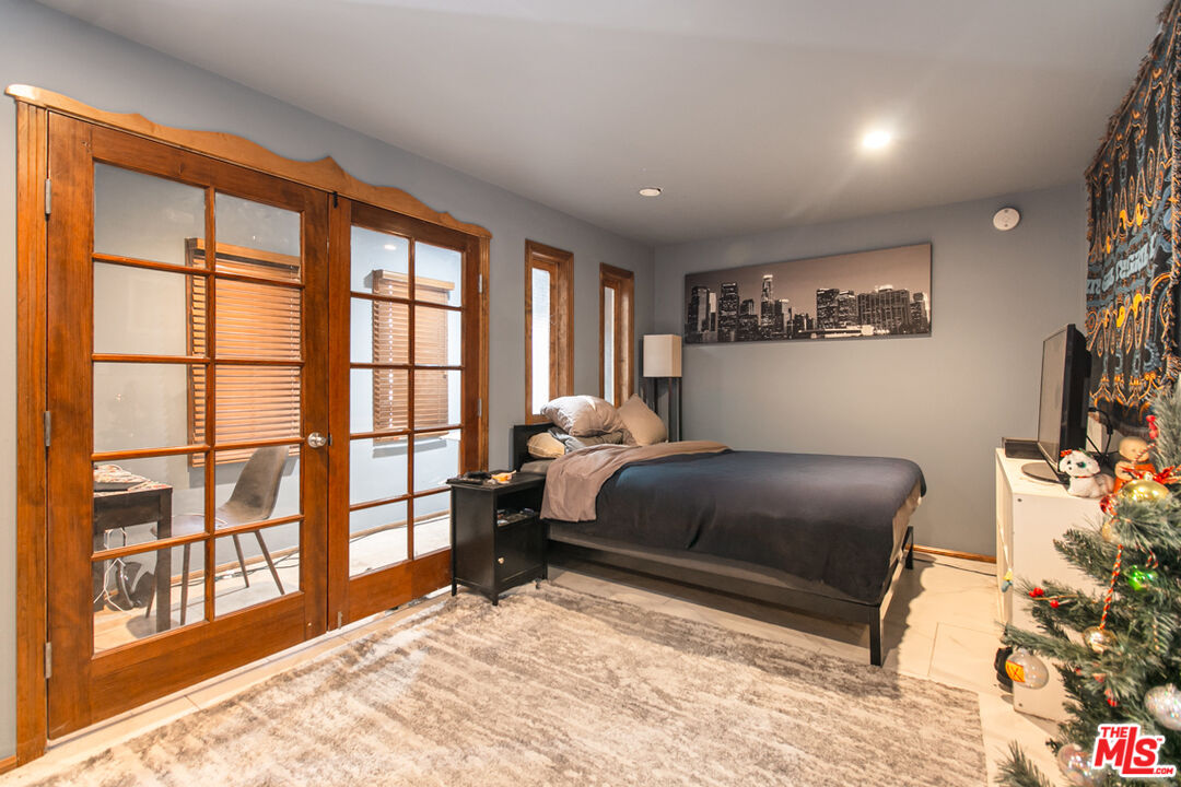 2430 Coldwater Canyon Drive Beverly Hills, CA 90210 - Photo 23 of 26