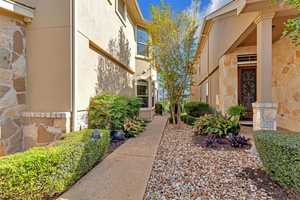 a view of a pathway with a house