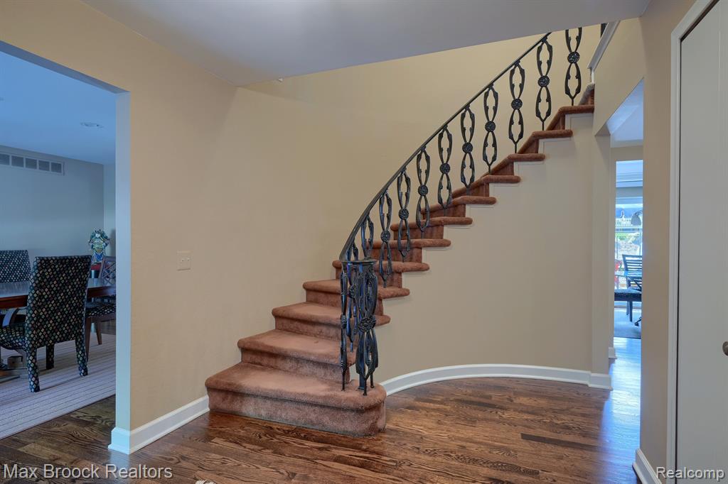 35181 Spring Hill Road Farmington Hills, MI 48331 - Photo 4 of 36