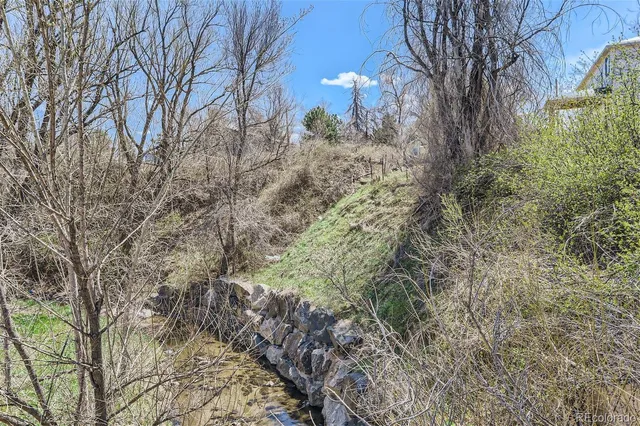 a view of outdoor space with garden and lots of cars parked