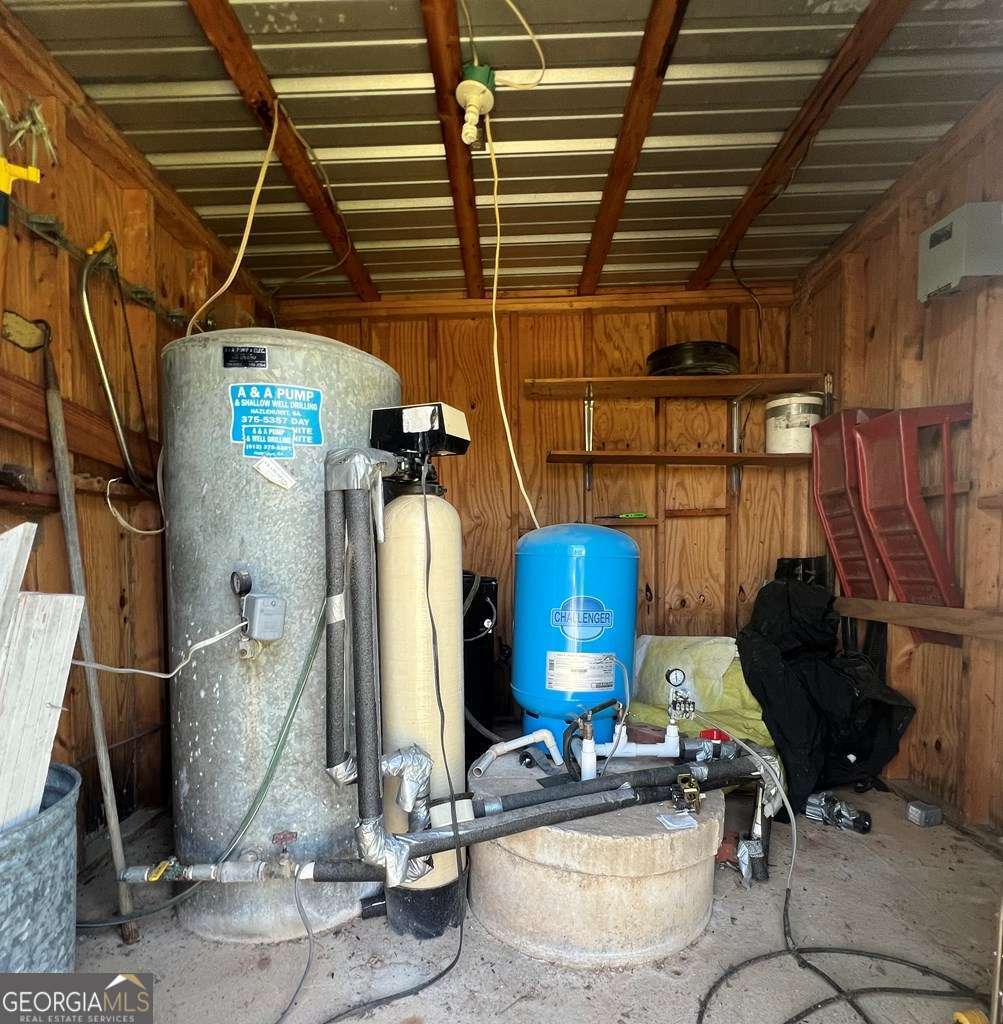 82 Cook Road Hazlehurst, GA 31539 - Photo 15 of 57 a room with musical instruments