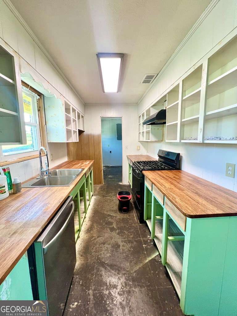 82 Cook Road Hazlehurst, GA 31539 - Photo 27 of 57 a kitchen with lots of counter top space
