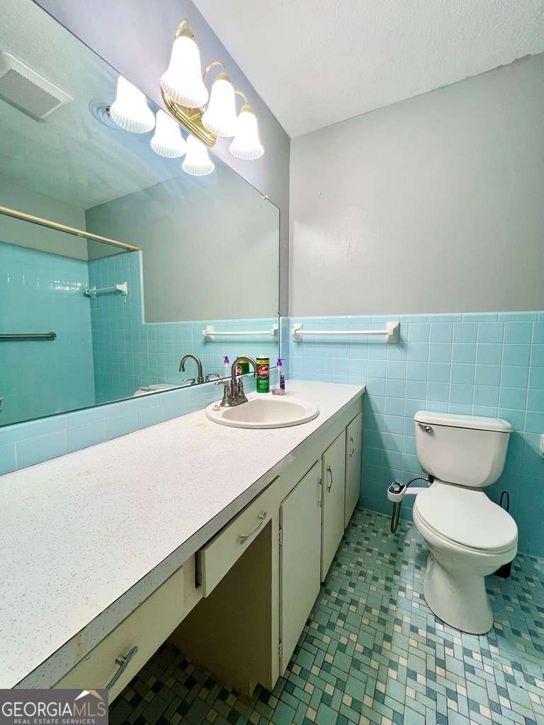 82 Cook Road Hazlehurst, GA 31539 - Photo 36 of 57 a bathroom with a toilet sink and mirror