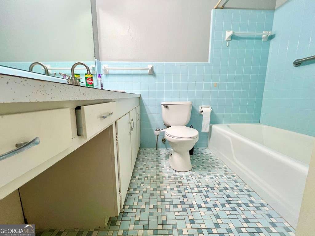 82 Cook Road Hazlehurst, GA 31539 - Photo 38 of 57 a bathroom with a sink toilet and a bathtub