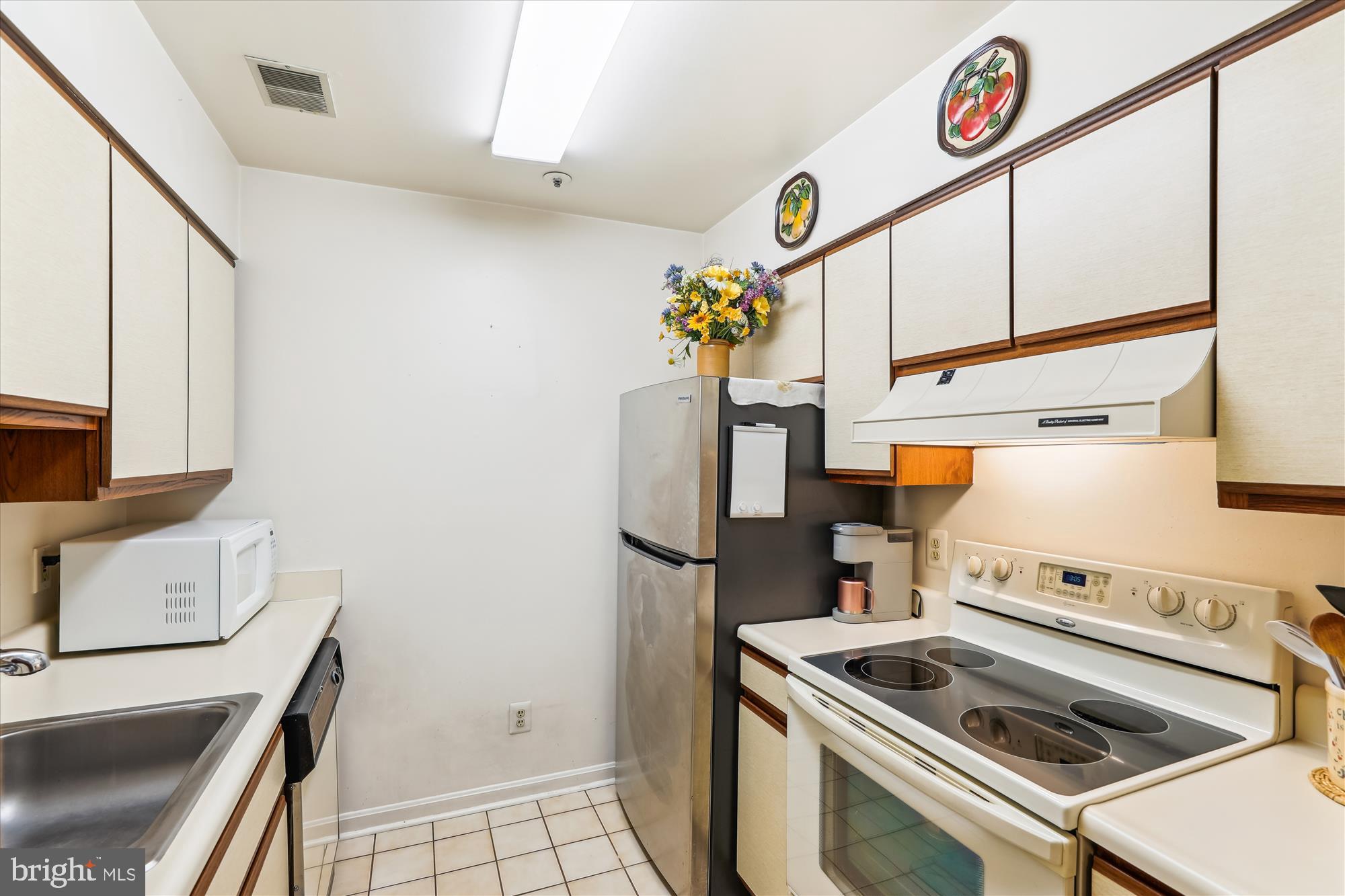 4912 Columbia Road, Unit 1 110 Columbia, MD 21044 - Photo 17 of 59 a kitchen with a stove and a microwave
