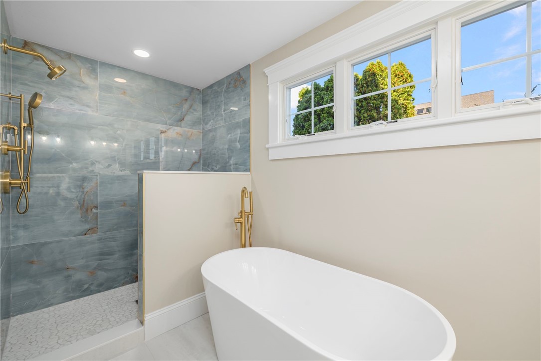 121 Robin Road Portsmouth, RI 02871 - Photo 5 of 37 Primary Bath