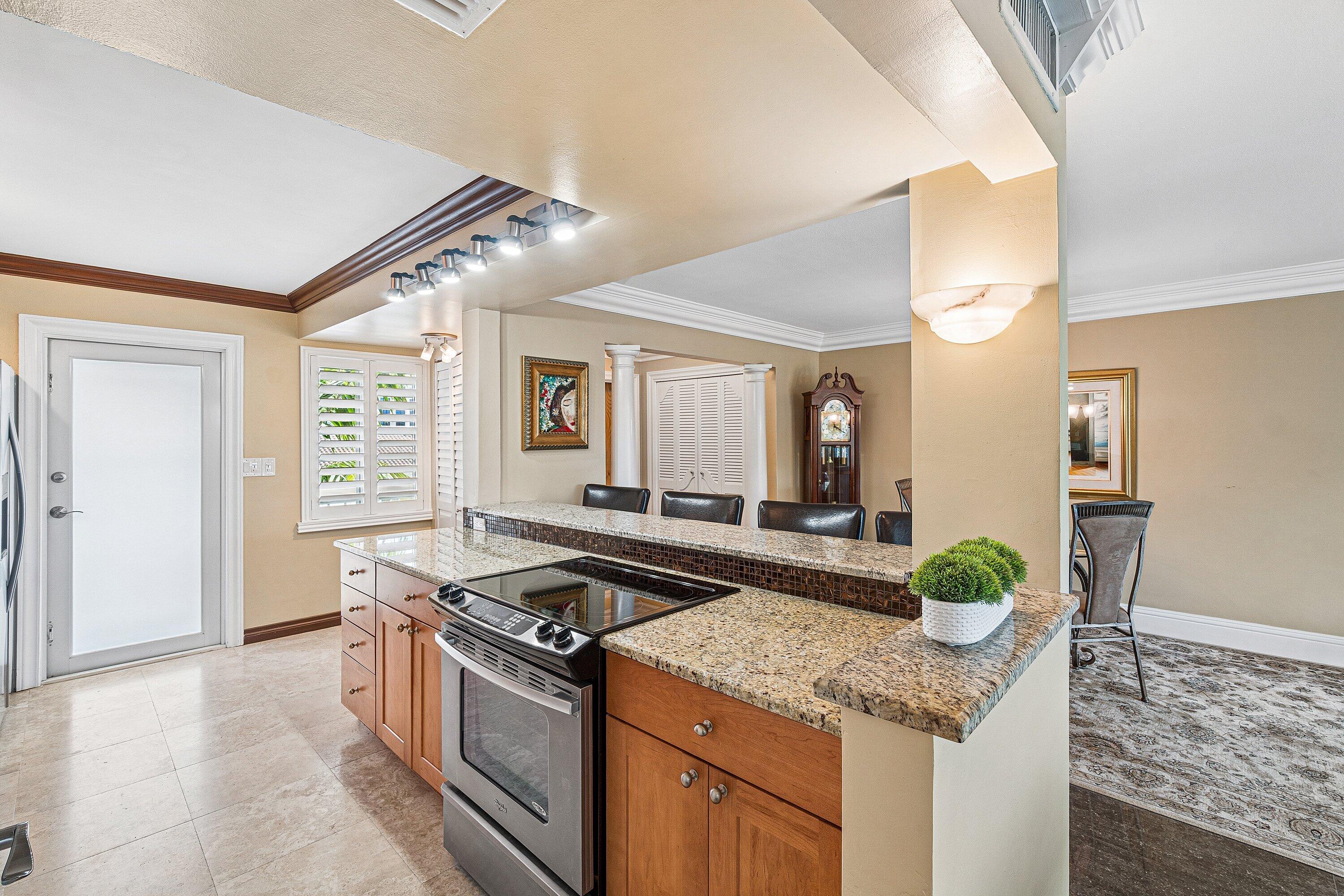 300 East Royal Palm Road, Unit 350 Boca Raton, FL 33432 - Photo 11 of 29 Kitchen