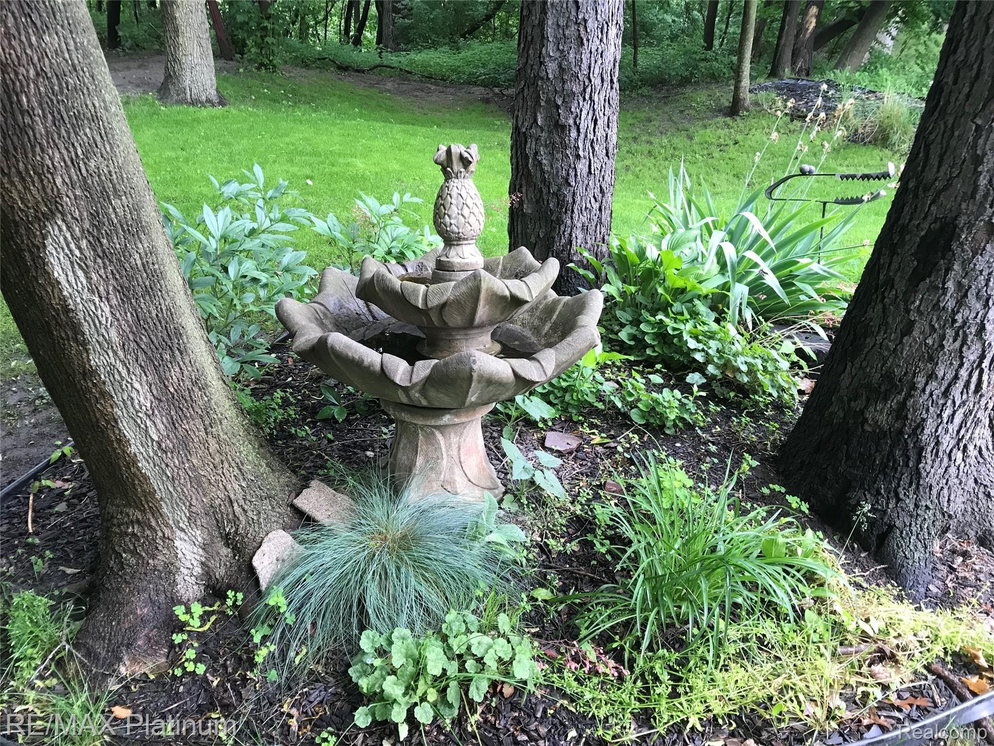 140 Inverness Street Howell, MI 48843 - Photo 8 of 34 LANDSCAPING