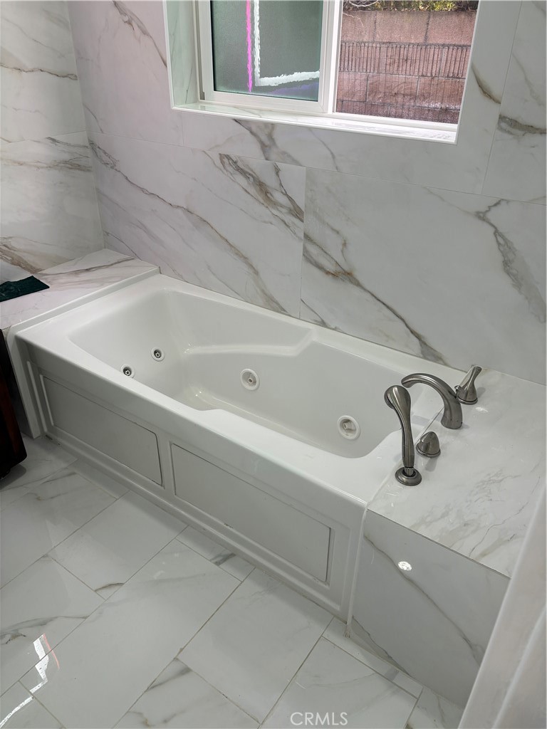 11862 Paseo Bonita Los Alamitos, CA 90720 - Photo 23 of 48 a bathroom with a bathtub