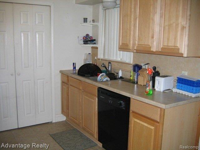 3926 Toepfer Road Warren, MI 48091 - Photo 3 of 7 IMG_3444
