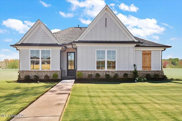 $324,900 | 631 Sunflower Street, Nesbit, MS 38651