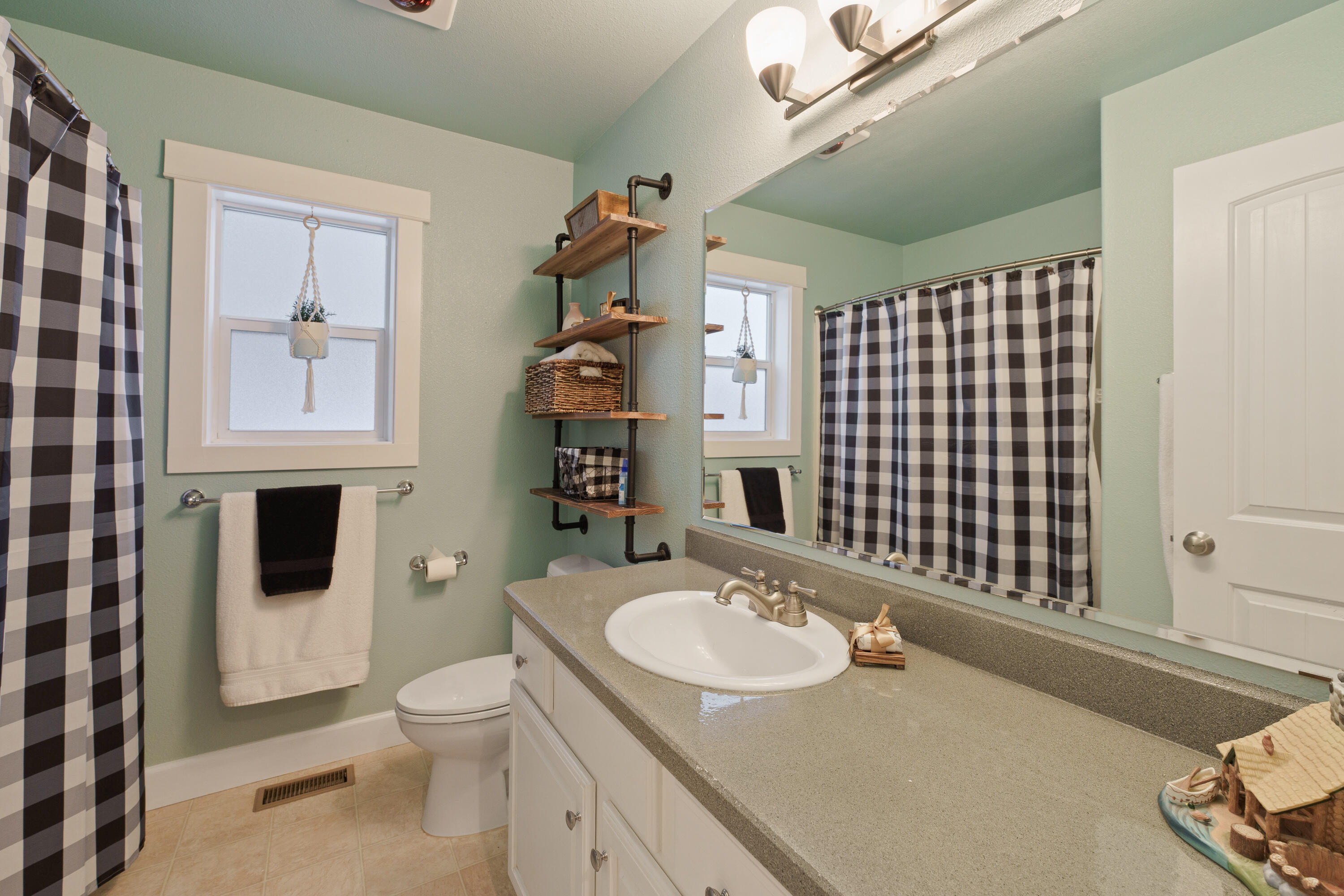 17178 Island Loop Way Bend, OR 97707 - Photo 24 of 38 Guest Bathroom