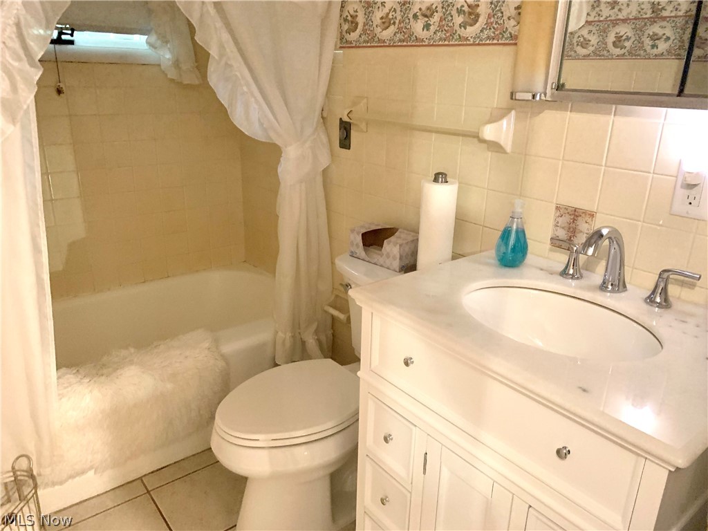 1542 Howland Wilson Road Northeast Warren, OH 44484 - Photo 10 of 12 Main Bathroom