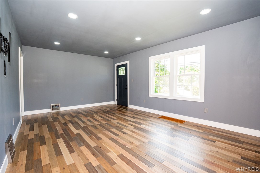 5201 Scranton Road Hamburg, NY 14075 - Photo 6 of 35 Living Room
