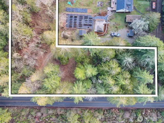 a view of a back yard