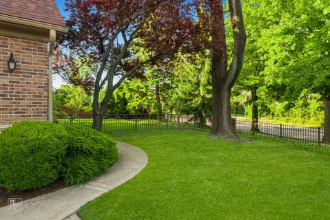 $1,299,993 | 501 Wedgewood Court, Hinsdale, IL 60521