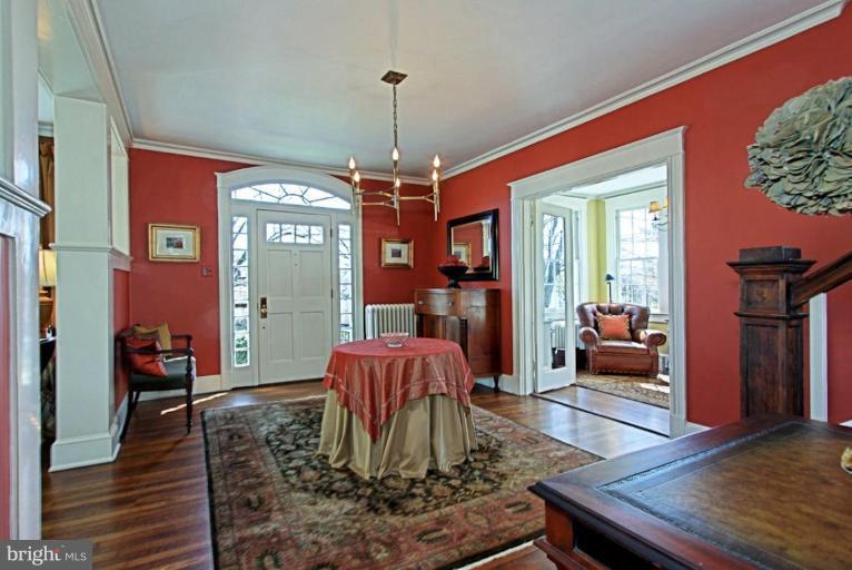 1502 Russell Road Alexandria, VA 22301 - Photo 18 of 30 Entrance / Foyer