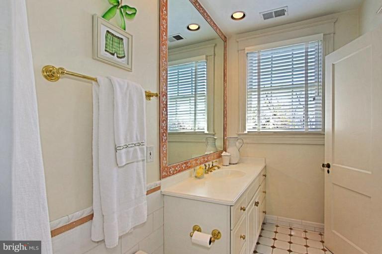 1502 Russell Road Alexandria, VA 22301 - Photo 30 of 30 Bath #2